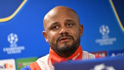 Bild: Peter Kneffel/dpa
Trainer Kompany erklärt den Verzicht auf Neuer.