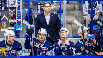 Bild: Tobias Neubert
Cheftrainer Dave Matsos (oben) hatte alles im Blick: Der Kanadier feierte beim 4:3-Heimsieg seiner Blue Devils sein erfolgreiches Comeback in der Hans-Schröpf-Arena. Charlie Jahnke und Maxi Brunner (Zweiter und Dritter von links) halfen dabei ordentlich mit.