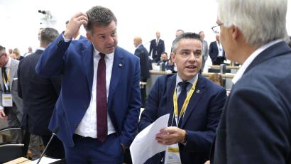 Bild: Jan Woitas/dpa pool/dpa
CDU-Fraktionschef Sven Schulze und der parlamentarische Geschäftsführer der CDU-Fraktion, Stefan Ruland, im Gespräch im Landtag. (Archivbild)