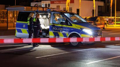 Bild: Friso Gentsch/dpa
An einem Parkplatz in Bielefeld fallen Schüsse, drei Menschen kommen mit Schussverletzungen ins Krankenhaus.
