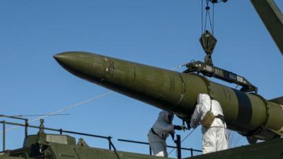 Bild: -/Russian Defense Ministry Press Service/AP/dpa
Die neuen Sanktionen richten sich gegen den militärisch-industriellen Komplex in Russland. (Archivbild)