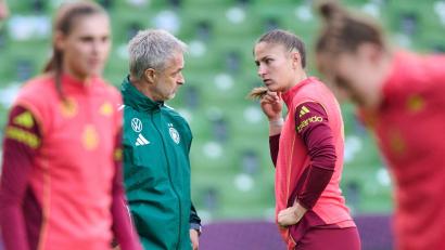 Bild: Sebastian Christoph Gollnow/dpa
Bundestrainer Christian Wück im Gespräch mit Melissa Kössler.