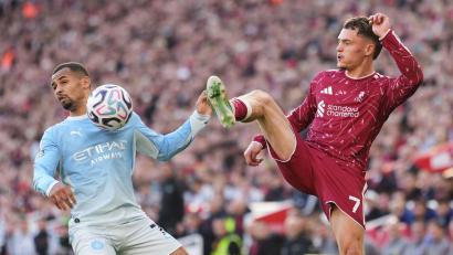 Bild: Jon Super/AP/dpa
Florian Wirtz (r) tut sich beim FC Liverpool weiter schwer.