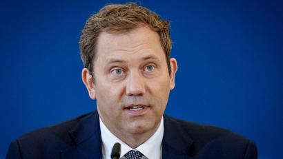 Bild: Kay Nietfeld/dpa
Klingbeil meint, das Klima im politischen Berlin „macht Leute kaputt“.