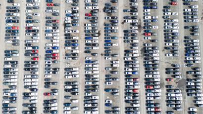 Bild: Julian Stratenschulte/dpa
Neuwagen von Volkswagen stehen in Wolfsburg. (Symbolbild)