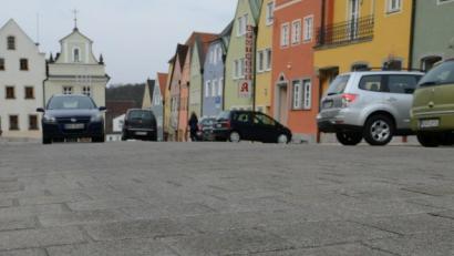Archivbild: Gabi Schönberger
Welches Pflaster für den Stadtplatz in Neustadt/WN? Unterhalb vom Landratsamt wird die Stadt demnächst eine Musterfläche mit verschiedenen Belägen anlegen.
