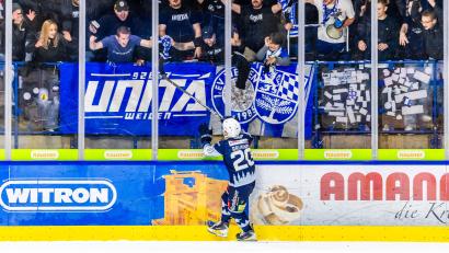 Bild: Tobias Neubert
Man of the Match: Youngster Maximilian Brunner lässt sich von den Fans der Blue Devils Weiden feiern.