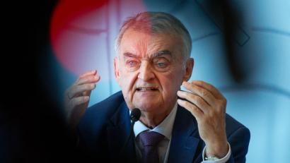 Bild: Henning Kaiser/dpa
NRW-Innenminister Herbert Reul (CDU) liegt nach einem Sturz im Krankenhaus (Archivbild)