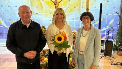 Bild: Friedrich Peterhans, KNO
Pfarrer Johann Klier und Waltraud Koller-Girke (rechts) vom Förderverein für Schwerkranke dankten Sängerin Heidi Reil für ein gelungenes Benefizkonzert in der Kapelle des Klinikums Weiden.