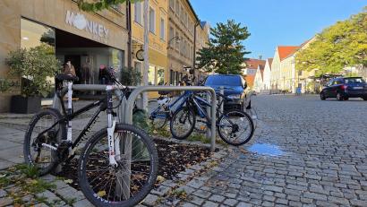 Bild: Tobias Gräf
Eigentlich dienen die Metallbügel dem Schutz der Bäume, vor dem Modegeschäft Monkey werden sie aber regelmäßig zum Fahrrad-Ständer umfunktioniert. Der Pkw-Stellplatz dahinter könnte ein reiner Radler-Parkplatz werden.