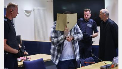 Bild: Oliver Berg/dpa
Der Prozess beginnt unerwartet.