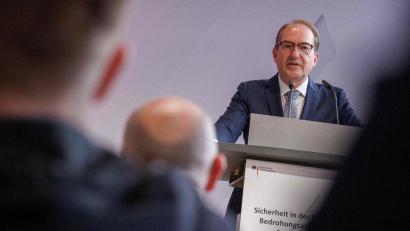 Bild: Carsten Koall/dpa
Bundesinnenminister Alexander Dobrindt sieht Deutschland in einem „Schattenkrieg“.