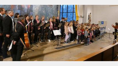 Bild: Werner Dantl
Die 50 kleinen und großen Sänger sowie die Flosser Bläser füllten den großen Altarraum der Altenstädter Pfarrkirche. Sie präsentierten den begeisterten Besuchern ein tolles Programm.