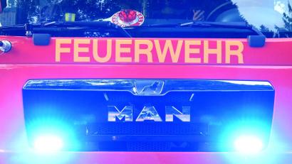 Symbolbild: Carsten Rehder/dpa
Ein Großbrand in Kaimling bei Vohenstrauß zerstört eine Scheune vollständig. 150 Einsatzkräfte und rund 30 Fahrzeuge sind im nächtlichen Einsatz.