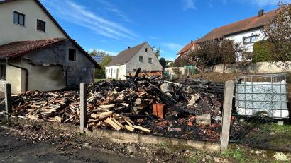 Bild: Christine Walbert
Ein Brand in der Nacht zum Dienstag in Kaimling bei Vohenstrauß zerstört eine Scheune vollständig. 150 Einsatzkräfte und rund 30 Fahrzeuge waren im Einsatz.