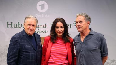 Bild: Karl-Josef Hildenbrand/dpa
Beim Dreh von „Hubert ohne Staller“ geht es locker zu, sagt Christian Tramitz (r) über die Zusammenarbeit mit Michael Brandner (l) und Katharina Müller-Elmau. (Archivbild)