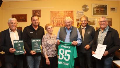 Bild: Michael Rabenhofer
Wenn Riedens Gastwirt Georg Schmidt (4.v.l.) und Gattin Traudl (3.v.l.) zur Geburtstagsfeier ins Wirtshaus der Familie einlädt, ist die Zahl der Gratulanten groß. Es gratulierten Altbürgermeister Gotthard Färber (links), 1.FC Rieden Gesamtvorsitzender Hans Fischer (2.v.l.), Zweiter Bürgermeister Josef Weinfurtner (2.v.r.), CSU-Geschäftsführer Hans Szegda (rechts).