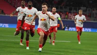 Bild: Jan Woitas/dpa
Brajan Gruda von RB Leipzig (M.) jubelt mit seinen Teamkollegen nach dem Treffer zum 1:0.