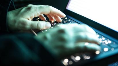Symbolbild: Philip Dulian/dpa
Ein Cyberangriff sorgte zeitweise für Störungen im Landratsamt Cham.