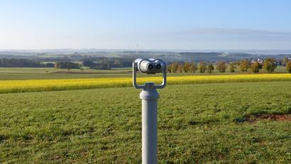 Bild: Anne Wiesnet
Der Blick Richtung Thurndorf und über den Truppenübungsplatz Grafenwöhr ist an sonnigen Tagen vom Kalvarienberg aus besonders weit. Mit dem neuen Fernrohr neben dem Aussichtsturm bei Thurndorf können nun auch Details der Landschaft genauer beobachtet werden.