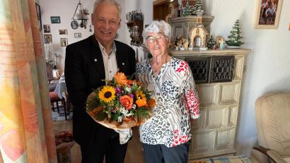 Bild: Stefanie Gradl
Bürgermeister Thorsten Grädler überbrachte Anna Bummerl die Glückwünsche der Stadt Vilseck.
