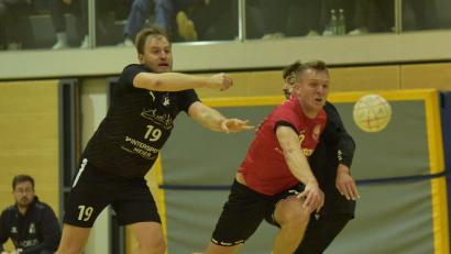 Bild: Hans Mark
Szenen aus dem Handballspiel HV Oberviechtach (rot) - HSG Nabburg Schwarzenfeld, Tobias Wild (O) vor Held Tobias