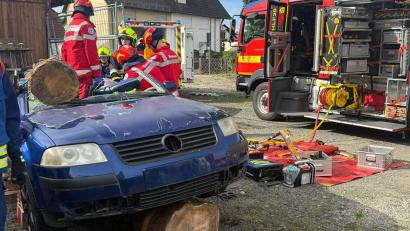 Bild: Marina Schlaffer
Die Nachwuchsfeuerwehrleute wurden zu einem Verkehrsunfall gerufen. Sie mussten das Dach des Unfallautos abschneiden, damit die Helfer vor Ort der Wasserwacht die im Fahrzeug eingeklemmte Person befreien konnten.