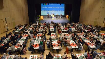 Bild: Helmut Kunz
Rund 600 Menschen füllen die Max-Reger-Halle in Weiden beim Seniorennachmittag.
