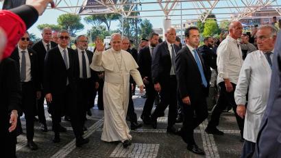 Bild: Alessandra Tarantino/AP/dpa
Papst Leo XIV. trifft in der Poliklinik „Agostino Gemelli“ in Rom ein, wo er operiert werden soll.