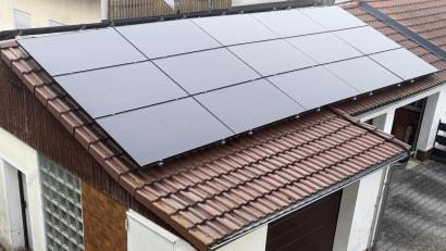 Bild: Joachim Gebhardt
Auch die Dächer von Nebengebäuden werden für Photovoltaik-Anlagen genutzt, hier mit knapp 13 kW Peak.