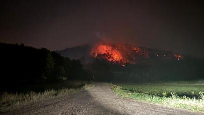 Archivbild: Kreisbrandinspektion Amberg-Sulzbach
Sieht fast ein wenig aus wie ein Vulkanausbruch: Der Waldbrand bei Freudenberg in der Nacht zum Samstag.