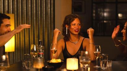 Bild: Sofia Cecilia Velasquez Cruz/Amazon MGM Studios/dpa
Siena, gespielt von Lilja van der Zwaag, hier in einer Dinner-Szene zu sehen, ist die Initiatorin des sexy „Schlüsselspiels“ in der Prime-Video-Serie „Friends Sex and Games“, deren Arbeitstitel einst „Game of Keys“ lautete.