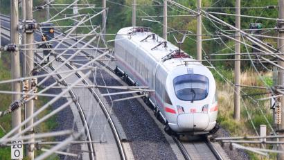 Bild: Julian Stratenschulte/dpa
Sprinter-Verbindungen sind bei den Fahrgästen beliebt, weil sie unterwegs nicht so oft halten. Mitte Dezember startet eine neue Linie zwischen Hamburg und München. (Archivbild)