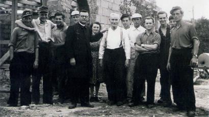 Bild: Archiv Kolpingsfamilie Friedenfels
Große Verdienste erwarb sich die Kolpingsfamilie Friedenfels bereits sechs Jahre nach ihrer Gründung. 1952 beteiligten sich die Mitglieder (Bild) am Bau des Friedenfelser Jugendheims, indem noch heute viele Veranstaltungen abgehalten werden.