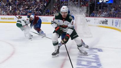 Bild: David Zalubowski/AP/dpa
Vom Puck am Kopf getroffen: Nico Sturm. (Archivbild)