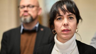 Bild: Soeren Stache/dpa
Die Linke-Co-Fraktionsvorsitzende Elif Eralp will in Berlin Regierende Bürgermeisterin werden, im Hintergrund steht der zweite Fraktionsvorsitzende Tobias Schulze.
