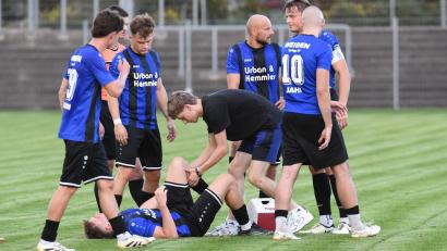 Bild: Gerhard Büttner
SpVgg-SV-Abwehrspieler Patrik Vacek (am Boden) zog sich Anfang September im Spiel gegen Fortuna Regensburg einen Kollateralschaden im Knie zu. Der Tscheche ist längst nicht der einzige wichtige Akteur, der den Weidenern aktuell fehlt.