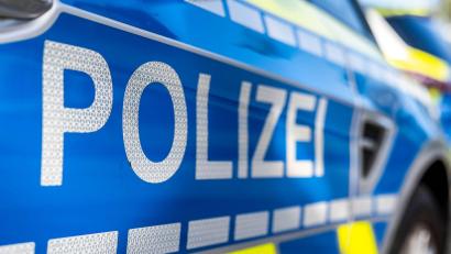Symbolbild: David Inderlied/dpa
Eine Bewohnerin aus dem Ort alarmierte die Polizei, nachdem die Joggerin zu ihr gekommen war.