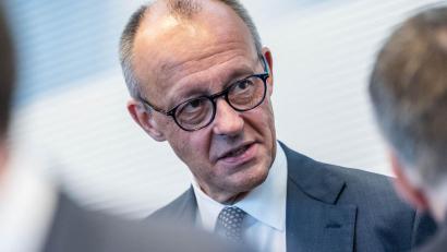 Bild: Michael Kappeler/dpa
Merz weist die SPD-Vorwürfe erneut zurück.