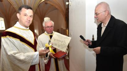 Bild: Norbert Weis
Ein besonderer symbolischer Höhepunkt der Amtseinführung: Der Kirchenpfleger von Kastl Karl Gerstenhöfer überreicht einen Schlüssel für alle Kirchen im Pfarrverband an Pfarrer Michael Polster (links); in der Mitte Prodekan Gerhard Ehrl.