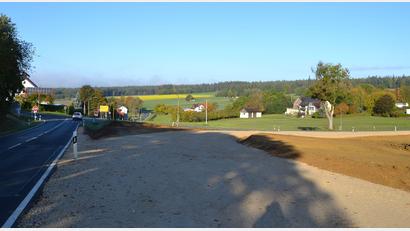 Bild: Anne Wiesnet
An der Kreuzung der Kreisstraßen NEW 43 und 44 in Thurndorf ist die Straße mit Schotter verbreitet worden. Die Behelfszufahrt ist notwendig, damit im April 2027 beispielsweise die riesigen Rotorblätter für den Windpark am Kütschenrain um die 90-Grad-Kurve kommen.