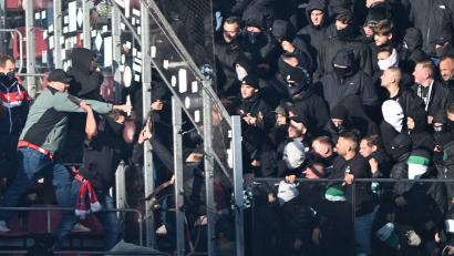 Bild: Federico Gambarini/dpa
Durch die Ausschreitungen während des Rheinderbys kam es zu sechs Verletzten.