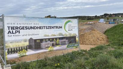 Bild: sbö
Ein großes Banner an der Baustelle zeigt, wie das Tiergesundheitszentrum ausseh soll.