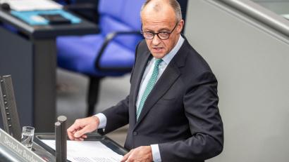 Bild: Michael Kappeler/dpa
Merz spricht in seiner Regierungserklärung auch die AfD direkt an.