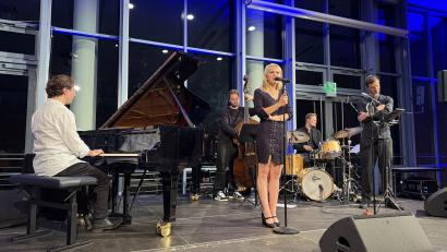 Bild: Stephan Gollwitzer 
Das Leon Gurvitch Ensemble mit Jazz-Sängerin Alexandra Rotmann war am Montag in der Weidener Max-Reger-Halle zu Gast.