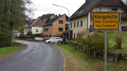 Symbolbild: Josef Rosner
Auch hier steht "Leonberg" mit auf dem Ortsschild, allerdings nur als Unterzeile zu "Königshütte". Diebe hatten es auf die Ortstafel der Gemeinde und das Hinweisschild abgesehen.