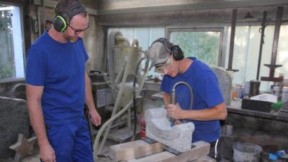 Bild: Konrad Rosner
Christian Stöhr beim "Stocken", bei der Profilarbeit an einem Granitstein. Sein Meister, Johannes Kuchenreuther, schaut genau zu.