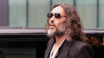 Bild: Ben Whitley/PA Wire/dpa
Russell Brand muss sich derzeit wegen Vorwürfen sexueller Gewalt vor Gericht verantworten.