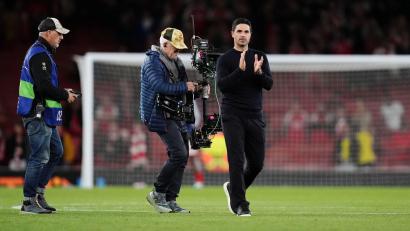 Bild: John Walton/PA Wire/dpa
Arsenals Coach Mikel Arteta widmete den Sieg gegen Lille Ken Friar.