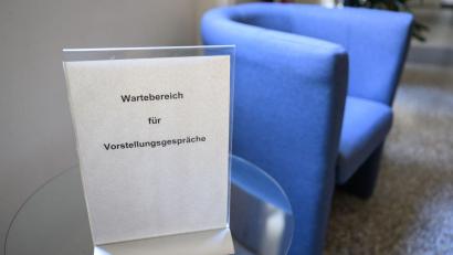Bild: Julian Stratenschulte/dpa
Bewerbungen werden inzwischen oft mit Hilfe von Künstlicher Intelligenz geschrieben - und teilweise sogar entschieden (Symbolbild).